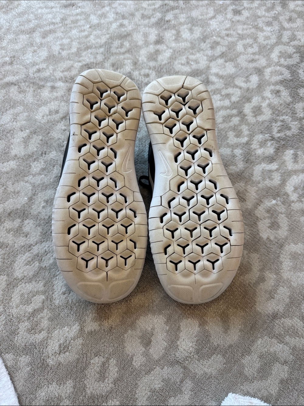Nike Black and White womens free rn Running Sneakers - Picture 5 of 7